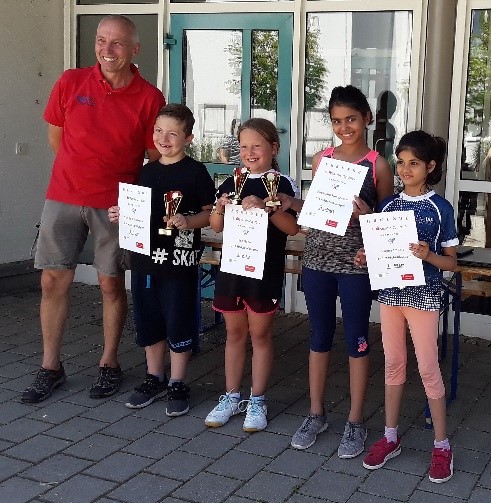 Lisa 2.Platz, Priyanshi 3. Platz ME U11, Erdweg